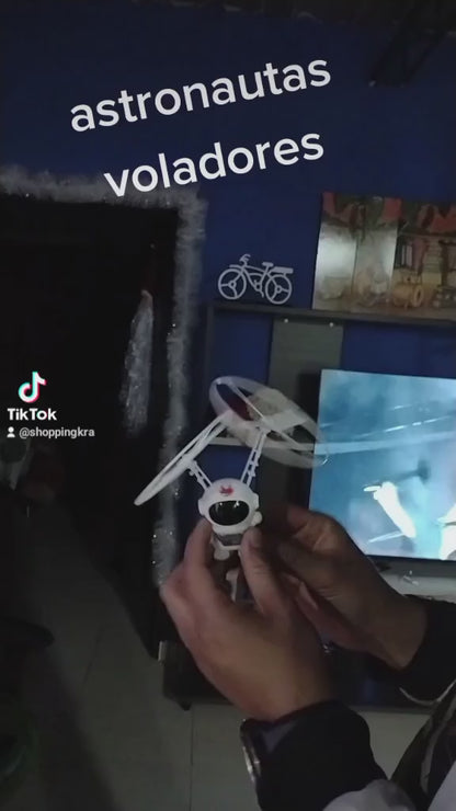 Astronauta Volador Inteligente con Sensor y Vuelo Automático